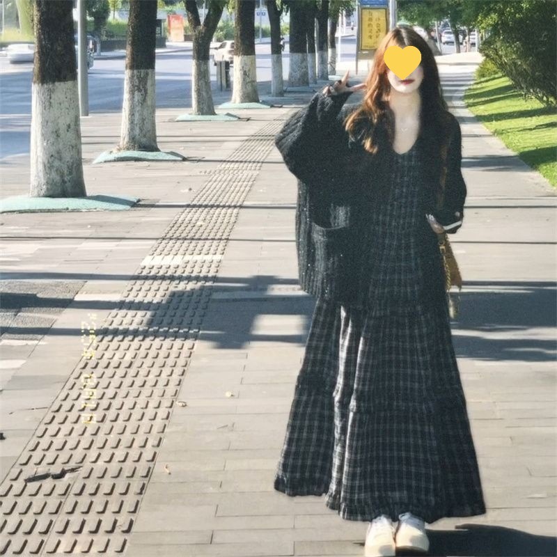 2025秋季新款一整套穿搭宽松格纹高腰连衣裙女+黑色针织开衫毛衣|undefined