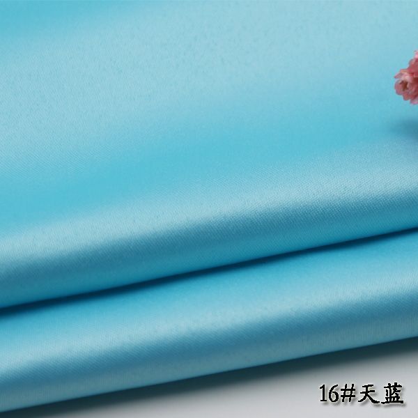 厚手のつや消しサテン生地の高級服のウェディングドレス|undefined