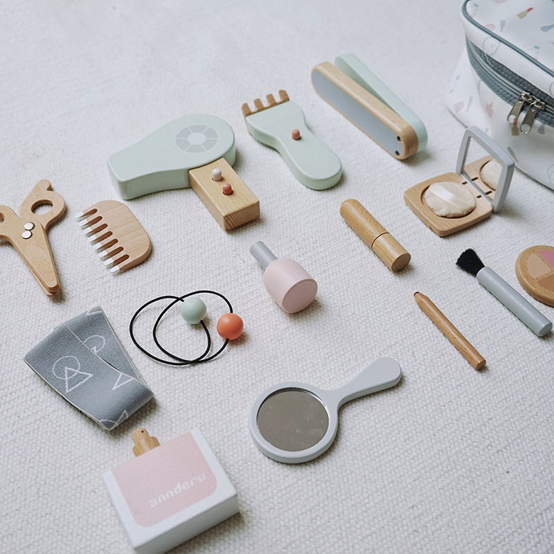 韓国系の女の子のままごとの化粧バッグの木製のシミュレーションの化粧のおもちゃのセットのアイシャドーの粉の餅の口紅の香水の散髪