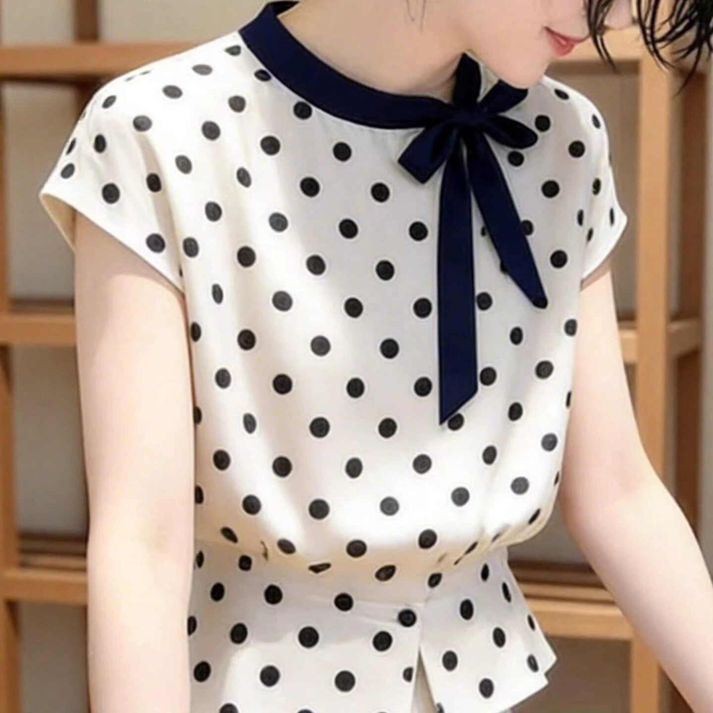 Áo sơ mi ngắn tay nữ họa tiết chấm bi nơ cổ điển, kiểu Hàn Quốc thời trang — Màu ảnh chi tiết 4