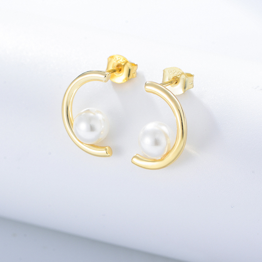 Pendientes de perlas en forma de C de plata esterlina 925 medio anillo de plata en forma de C Pendientes de perlas de moda europea y americana de diseño geométrico simple de las mujeres temperamento versátil