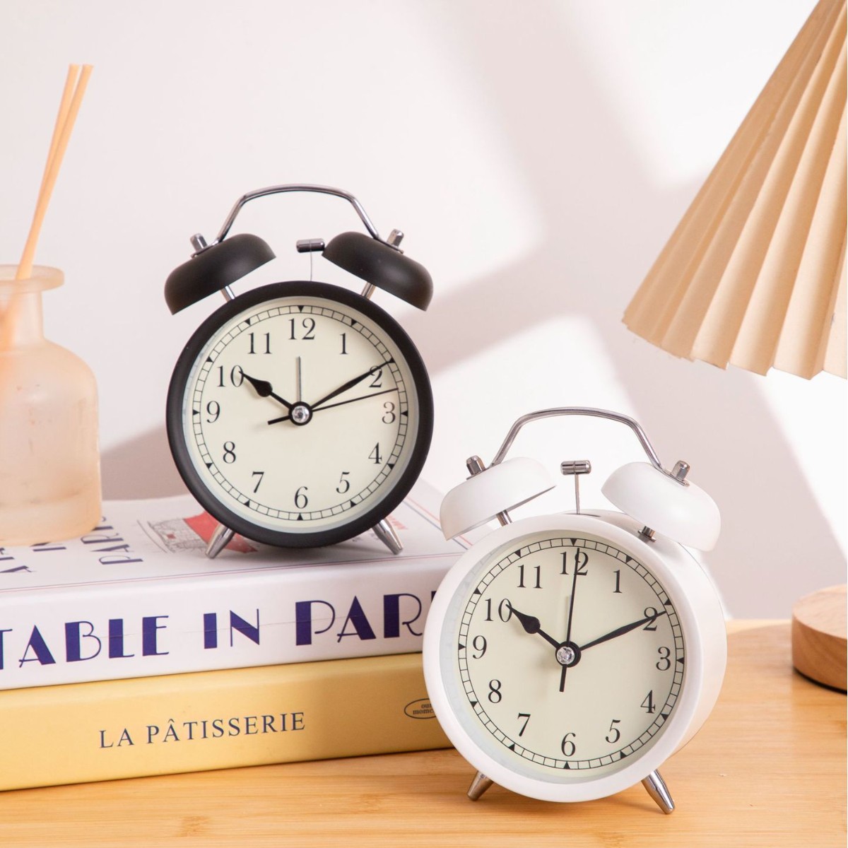 Venta directa de fábrica 3.8-pulgadas retro reloj despertador hogar pantalla luz ambiente de lujo reloj despertador mudo tiempo muy preciso reloj