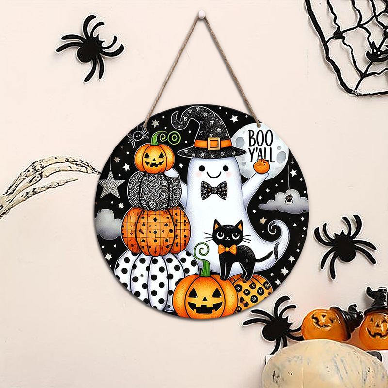 ハロウィーンをテーマにしたパーティーの雰囲気木造の家の壁に祝日の装飾の表札を飾っています。|undefined