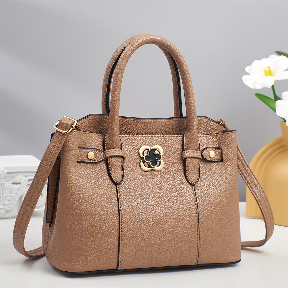 Bolsos bolsos de mujer de lujo ligero nuevo bolso de mujer simple y atmosférico temperamento bolso de hombro de madre