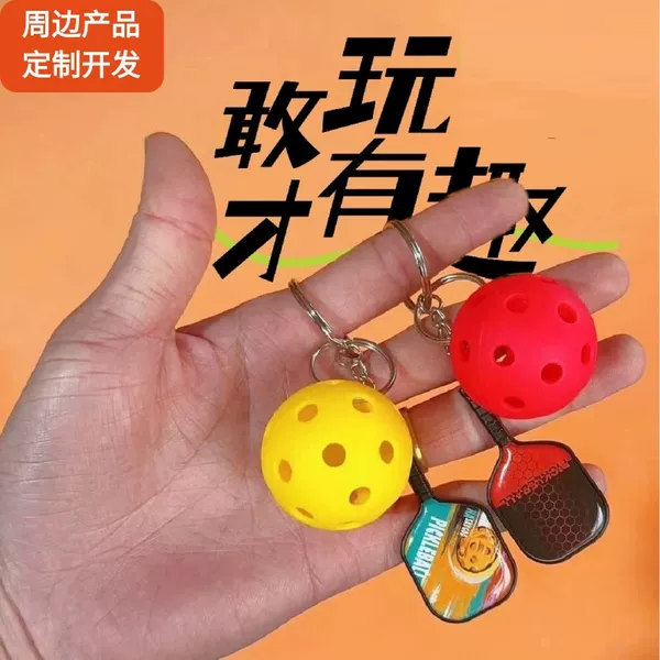 Golf Keychain Pendant, Golf Cultural and Creative Souvenir, Mini Hole-Shaped Metal Pendant for Golfers to Hold the Ball