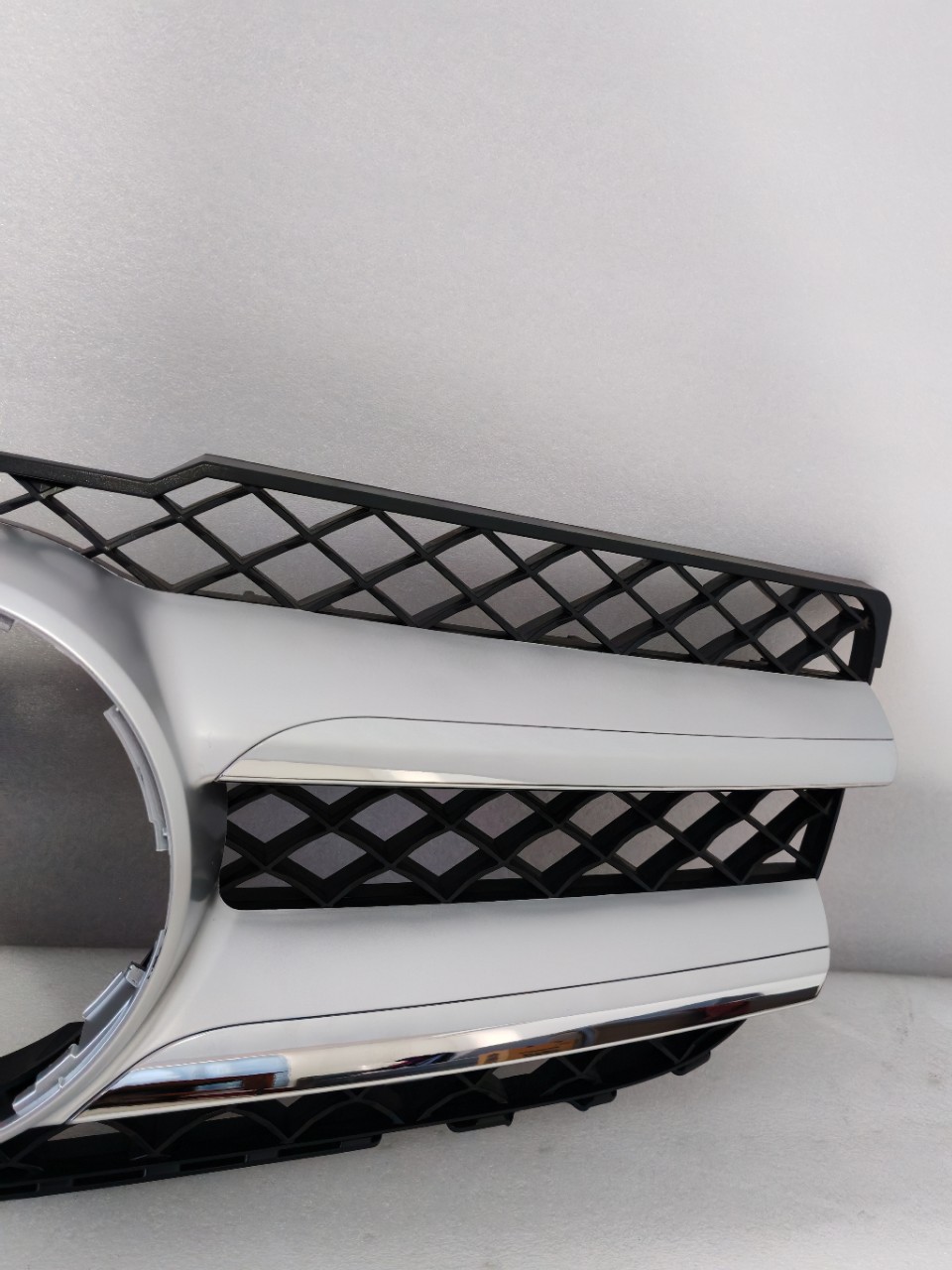 Suitable for 2013-2015 Mercedes-Benz Glk X204 Original Car Electroplated Mid-Grid Grille Glk250 A2048802983