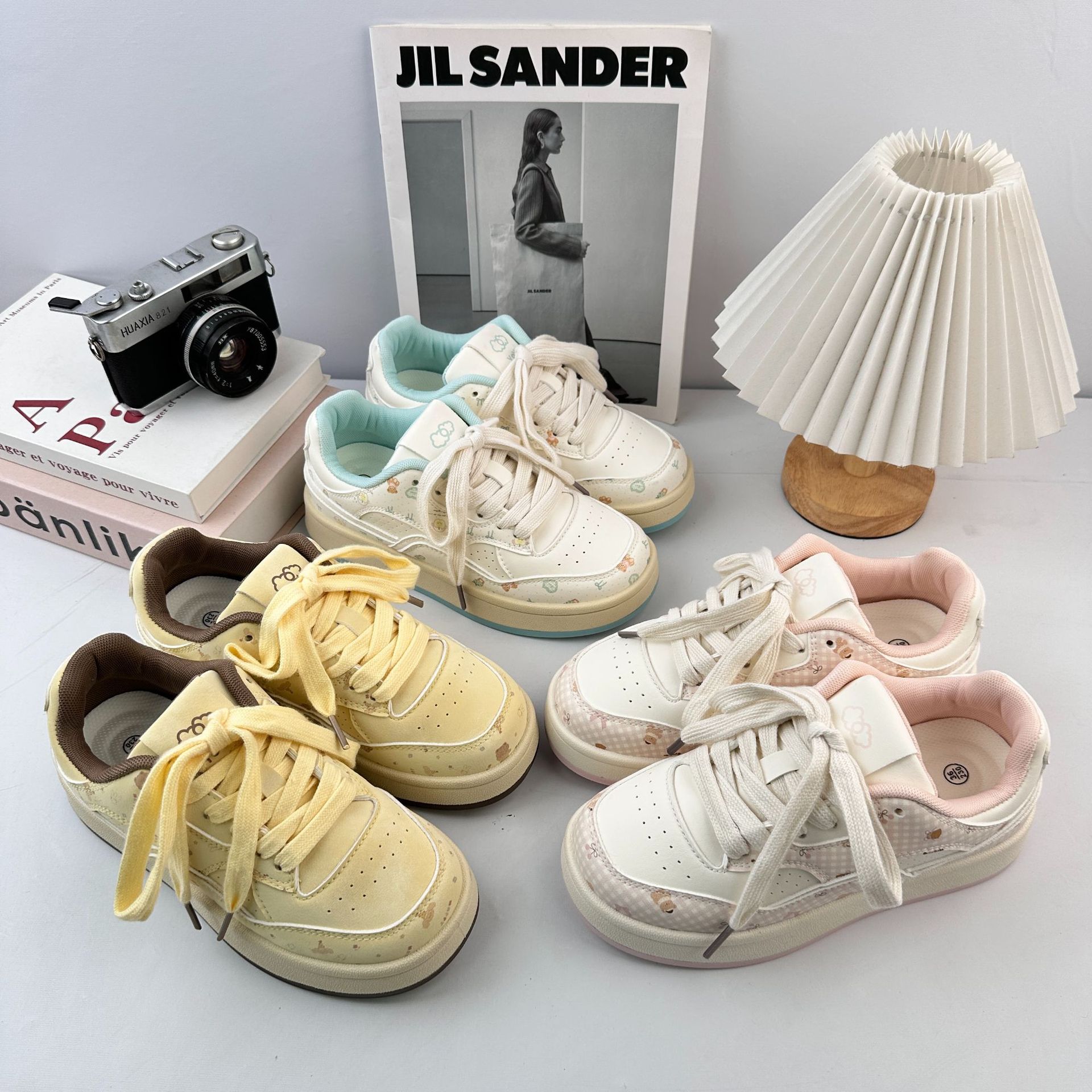 Zapatos de moda de mujeres Yuanbo 2025, zapatos de skate para mujeres coreanas, zapatos blancos rojos de nicho, zapatos de placa azul de glaciar.