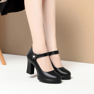 һ�����l�r������߸�ЬŮ�и�ܛ��ܛ��һ�ֿ۷�ˮ̨��ЬŮʿƤЬ