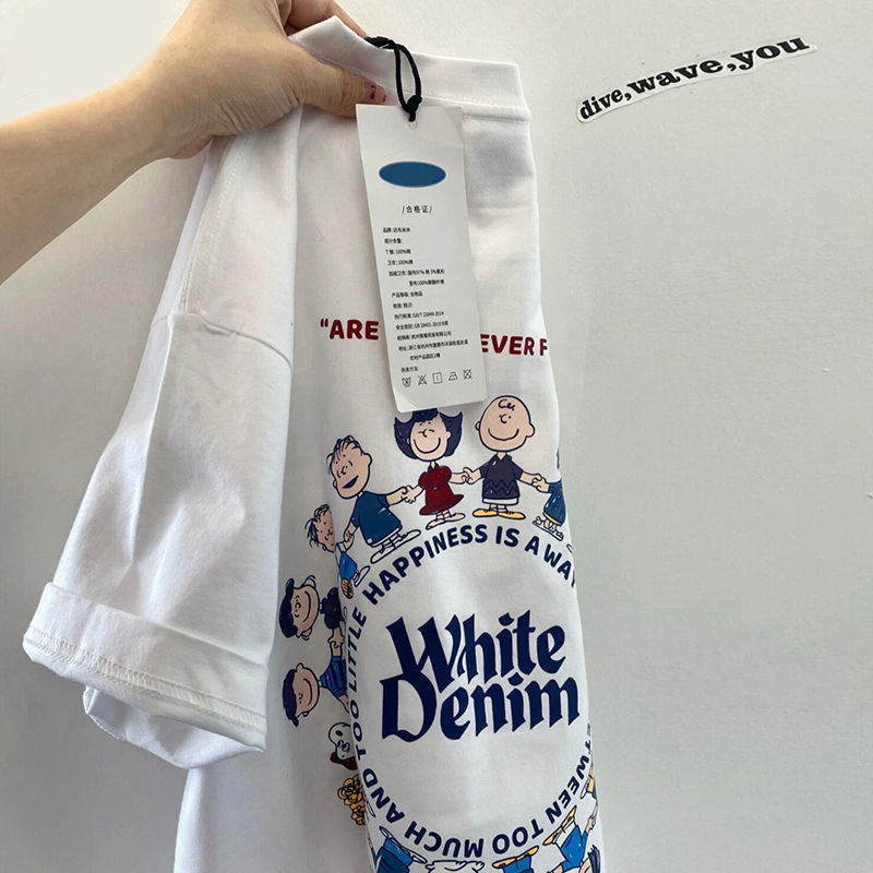 En el verano de 2023, los hombres guapos y de moda usan camisetas de manga corta de moda para hombres.