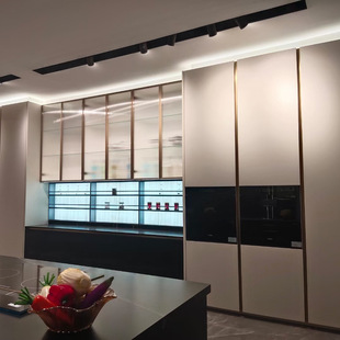 Whole house custom kitchen cabinet moisture-proof waterproof cabinet multi-layer solid wood rock board paint PET European pine board cabinet