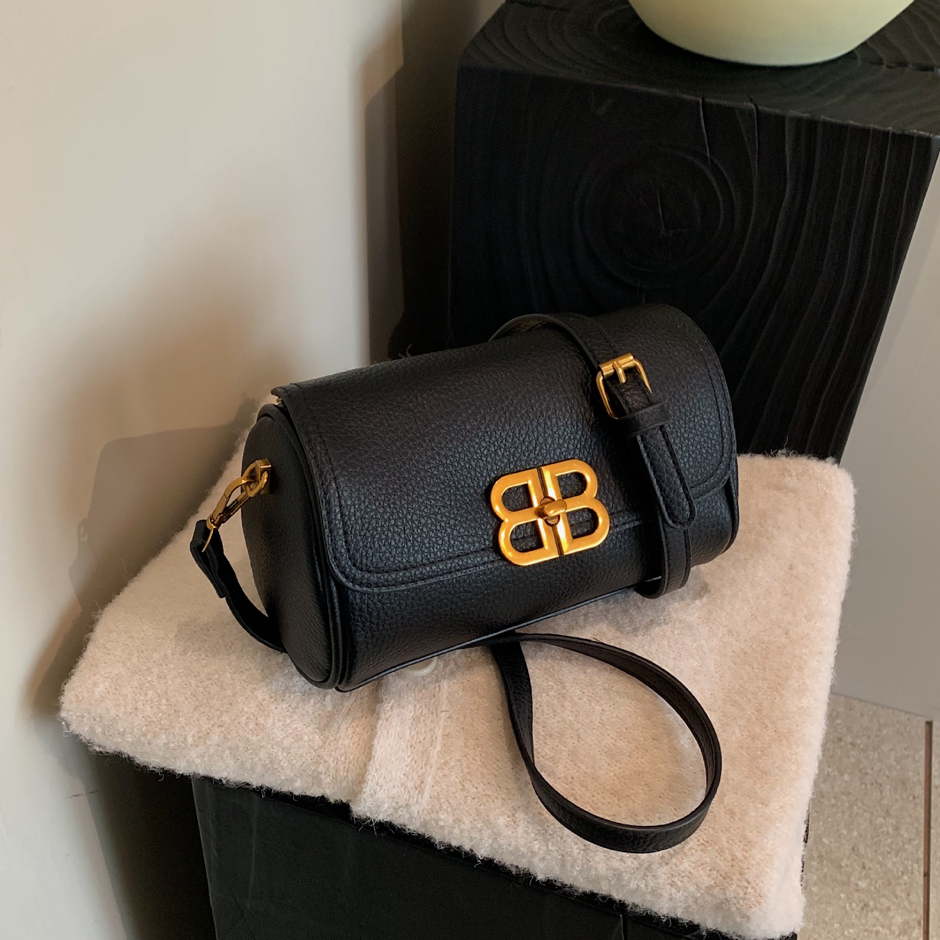 프랑스 복고풍 패션 언더암 가방 여성의 2024 국경 가방 유행 보스턴 가방 통근 어깨 크로스 바디 백