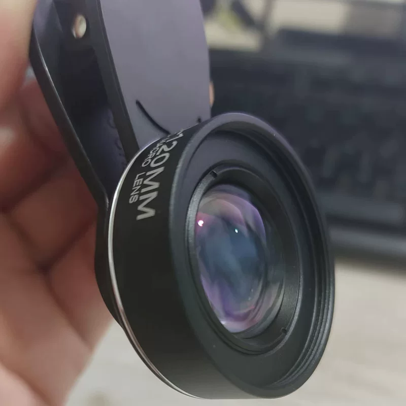 Ювелирная капля росы возле ультрапрозрачного внешнего мобильного 120 мм макрообъектива с выбором CPL поляризационного зеркала