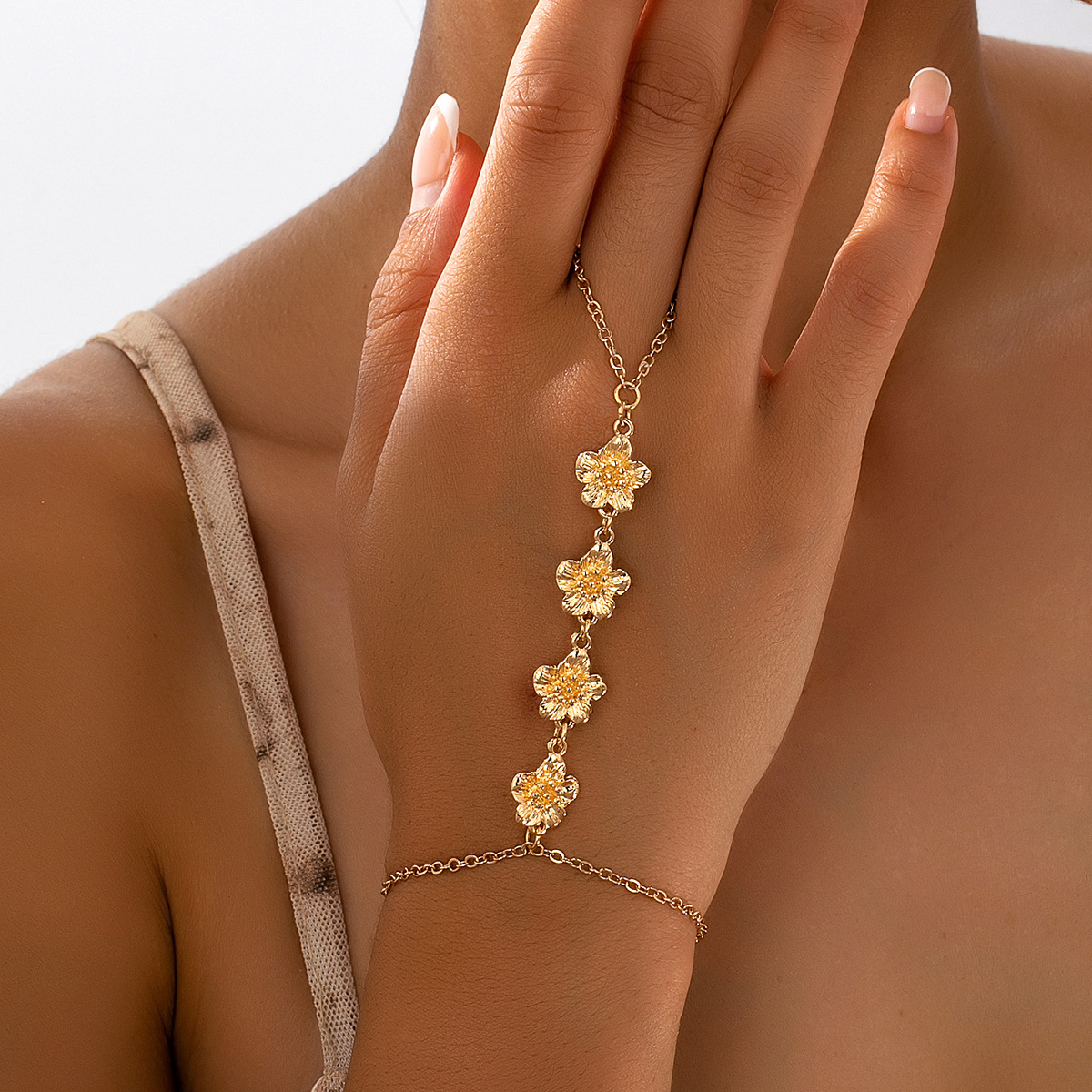 1 Elegant and Fashionable Metal Pleated Flower Finger Chain for Women's Banquet Party Clothing with Stud Flower Finger Chain