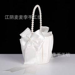 洋式の結婚式の新婦の花の子供の花のかごは花の真珠の取っ手の真珠を撒きます。