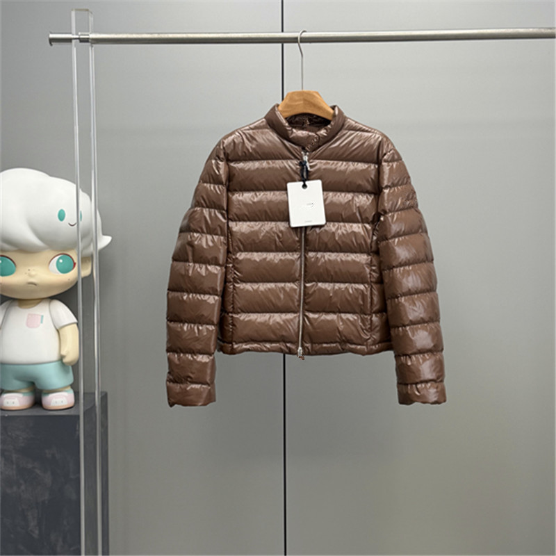 Shiny short down jacket for women with stand-up collar, slim fit, lightweight, versatile for winter commuting, thickened puffer coat Shiny short down jacket for women with stand-up collar, slim fit, lightweight, versatile for winter commuting, thickened puffer coat
