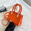 Fashionable woven handheld one-shoulder bag, phone bag, suitable for import