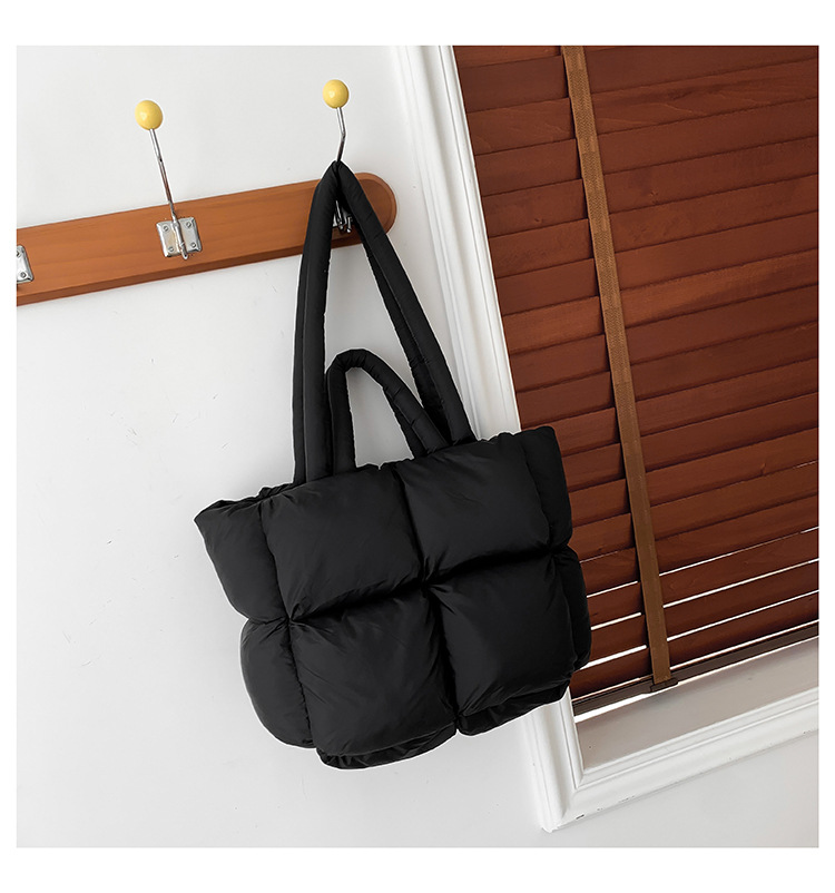 Neue Daunentasche, Baumwollkleidung, Damentasche, einfache, mit Baumwolle gefüllte Weltraumtasche, Einkaufstasche, weiche, karierte tragbare Umhängetasche_voghion.com