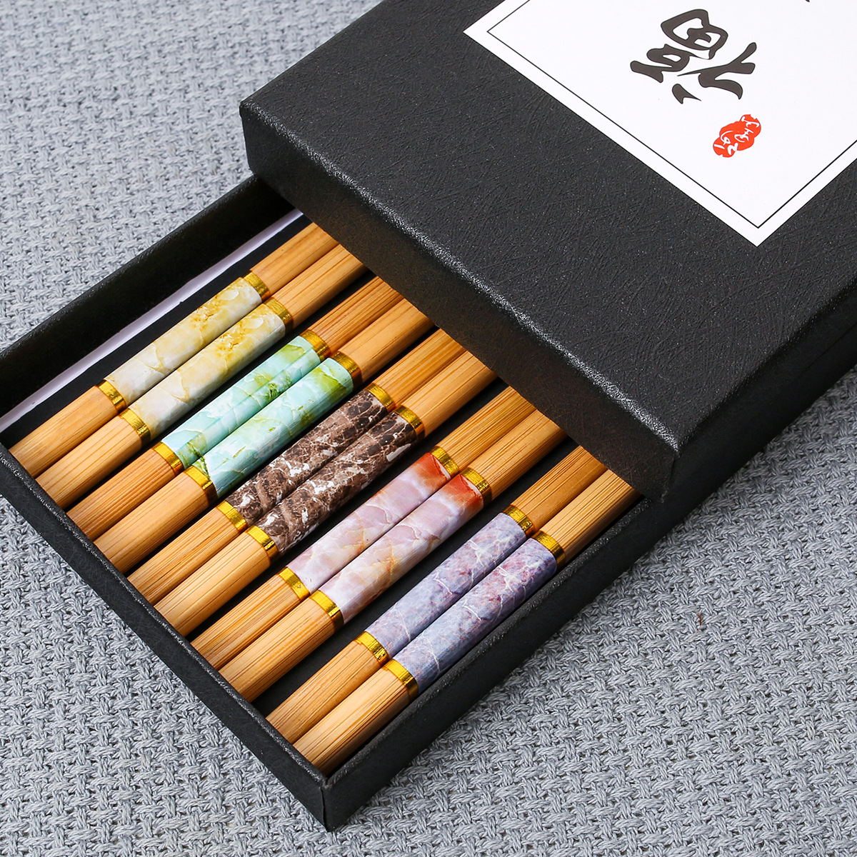 Palillos de bambú al por mayor palillos de bambú puntiagudos japoneses pequeños palillos florales de pescado 5 pares caja de regalo negro en stock palillos de regalo de publicidad