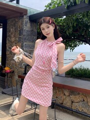 女性のためのピンクのノースリーブホルターネックドレス 2025 夏のリボン美しい小さな海辺の休暇ヒップカバーショートスカート