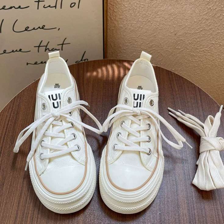 2025 весна и лето новая дышащая обувь на холсте с толстой подошве женская корейская модная тенденция дикие маленькие белые туфли нишевые туфли