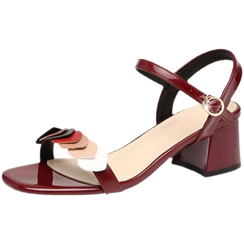 Verano nuevo estilo de sandalias de estilo de hadas con cuero suave de talón grueso medio con una base suave de moda versátil sandalias de moda