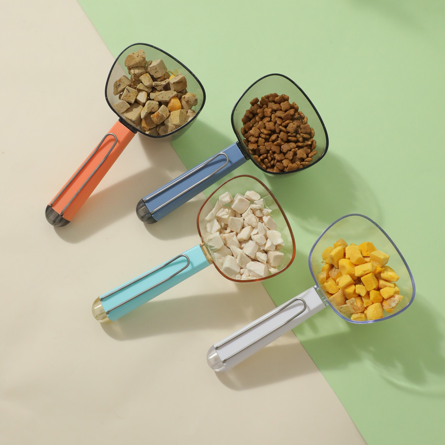 Bolsa colgante semitransparente multifuncional sellada cuchara de grano con escala pala de grano para gatos cuchara para mascotas spot al por mayor