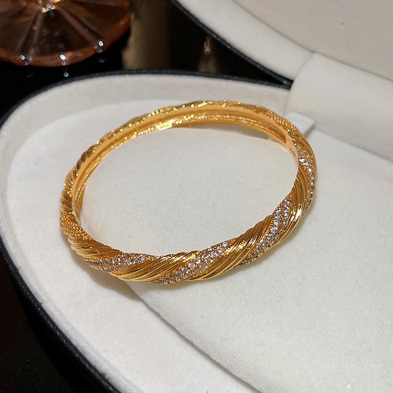 Pulsera 62 - torsión de zircon (chapada en oro real)