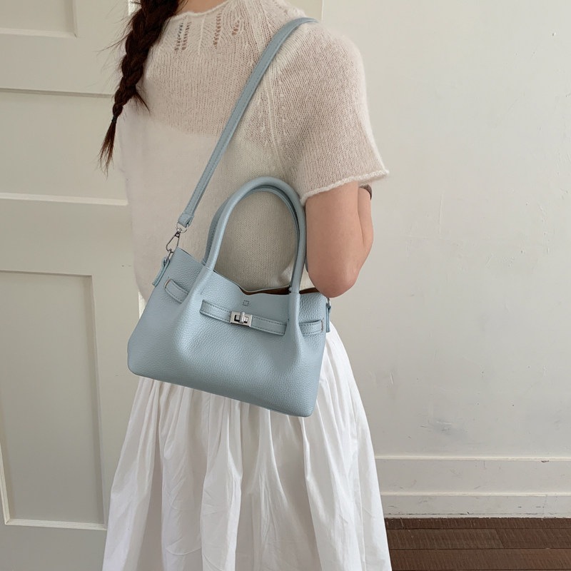 Simple portátil 2026 diseño de bolso de hombro único versátil estilo coreano de transporte de moda nuevo bolso de cubo nicho femenino