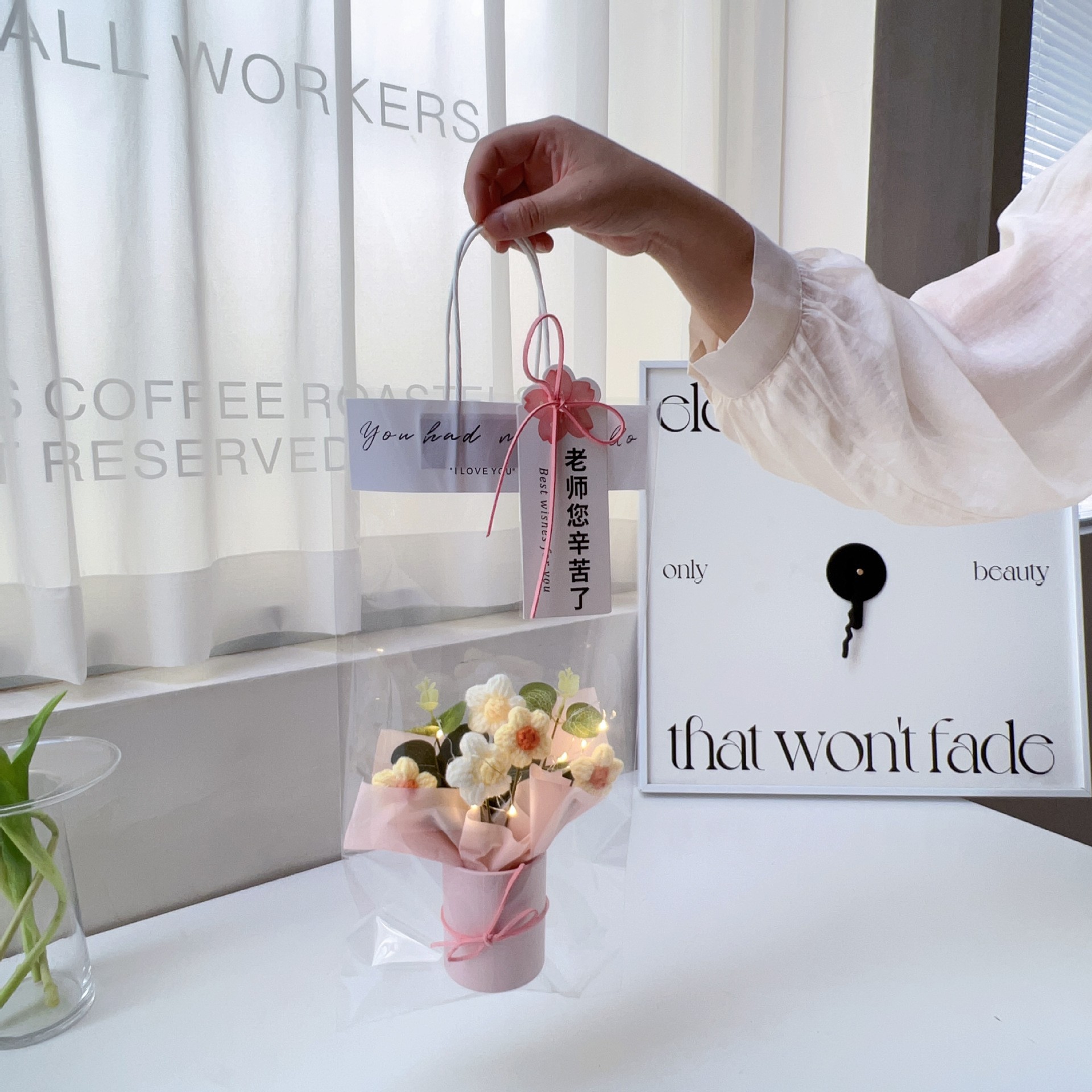 노란 교사의 날 퍼프 포그 버킷