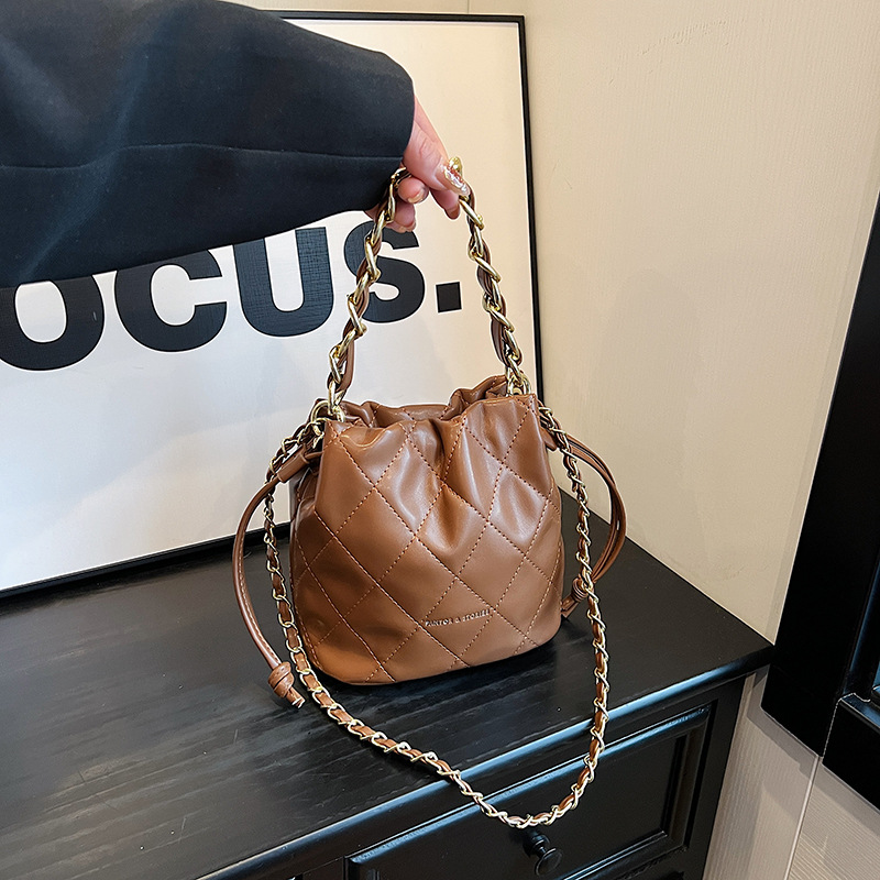 Bolso de las mujeres 2024 primavera nueva cadena de diamantes bolso de cubo portátil estilo Chanel textura de alto grado bolsa de mensajero del hombro