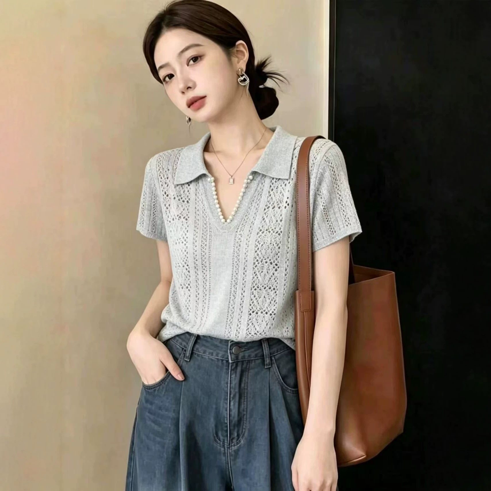 Áo thun nữ cổ V ngắn tay chất liệu len lạnh dệt kim họa tiết xuyên thấu — màu xám