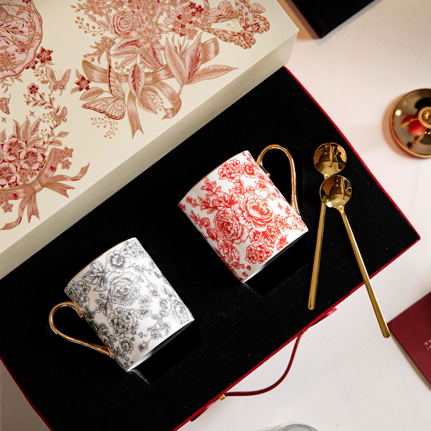 Shane Creative Japanese Rose Cup Juego de taza de té de la tarde de porcelana de hueso de lujo ligero Regalo de boda de cumpleaños de novia