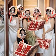 結婚喜字新聞の朝の服の写真撮影の道具の新婦のサングラスのメガネの花嫁のシルクのタオルの姉妹の撮影の用品の大全