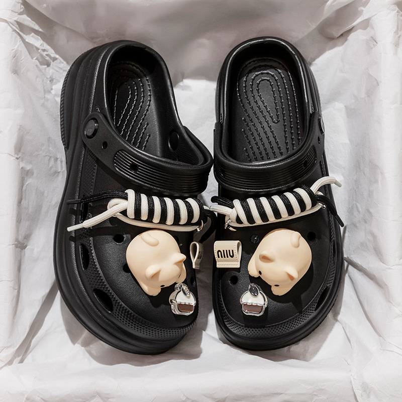 Zapatos con agujeros de dibujos animados para mujeres que usan 2025 nuevas medias zapatillas de verano