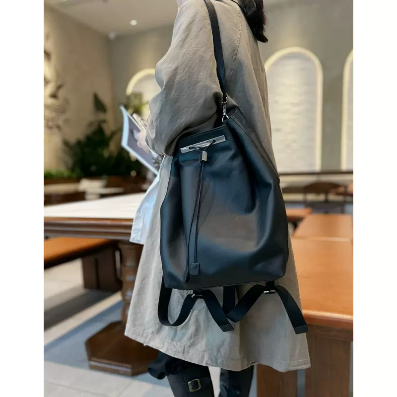 真皮小众旅行双肩包女2025新款时尚牛皮背包大容量抽绳束口通勤包