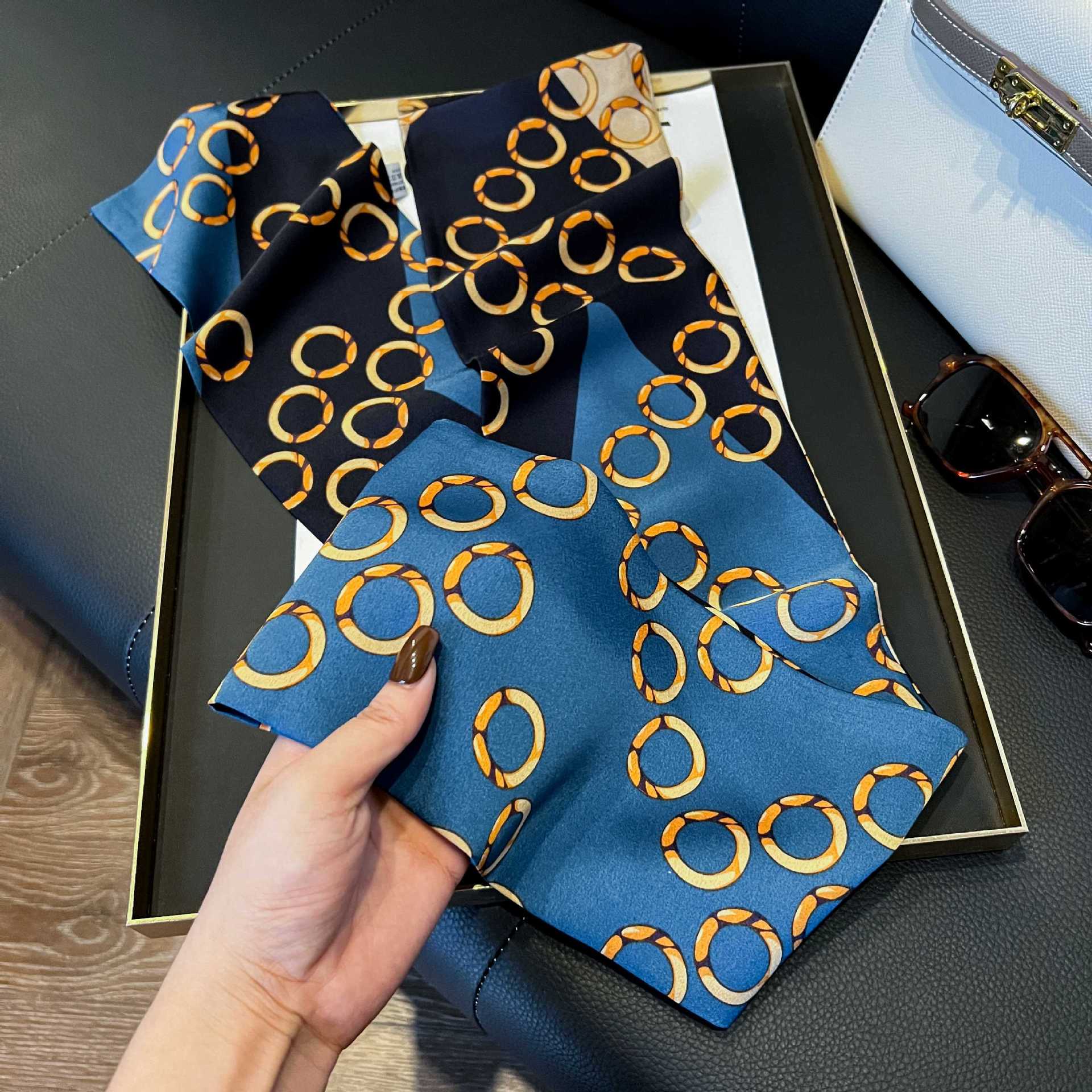 Nueva bufanda de seda pequeña banda larga estrecha para el cabello mujer estilo primavera y otoño moda madre bufanda estilo verano estilo fino serpentina bufanda al por mayor