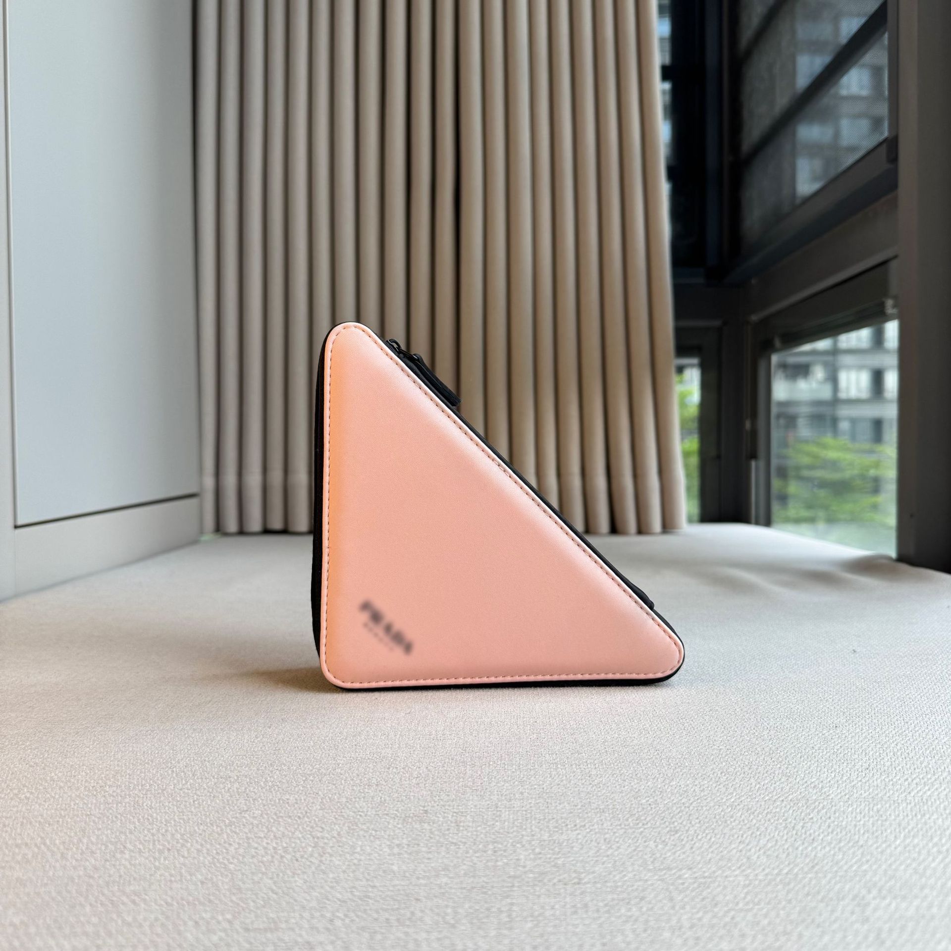 专柜VIP赠品 粉色三角形化妆包 轻奢大容量收纳包 旅行洗漱包