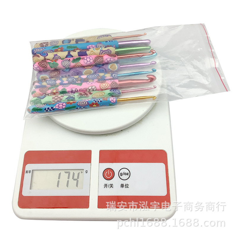 Herramientas de tejer de color de dibujos animados suave cerámica mango de ganchillo largo suave cerámica mango de aluminio crochet conjunto de 12 bolsas