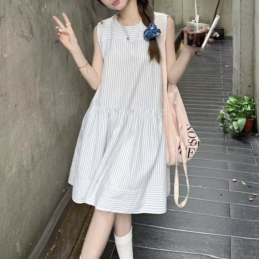 Платье без рукавов на пуговицах в полоску с круглым вырезом в полоску