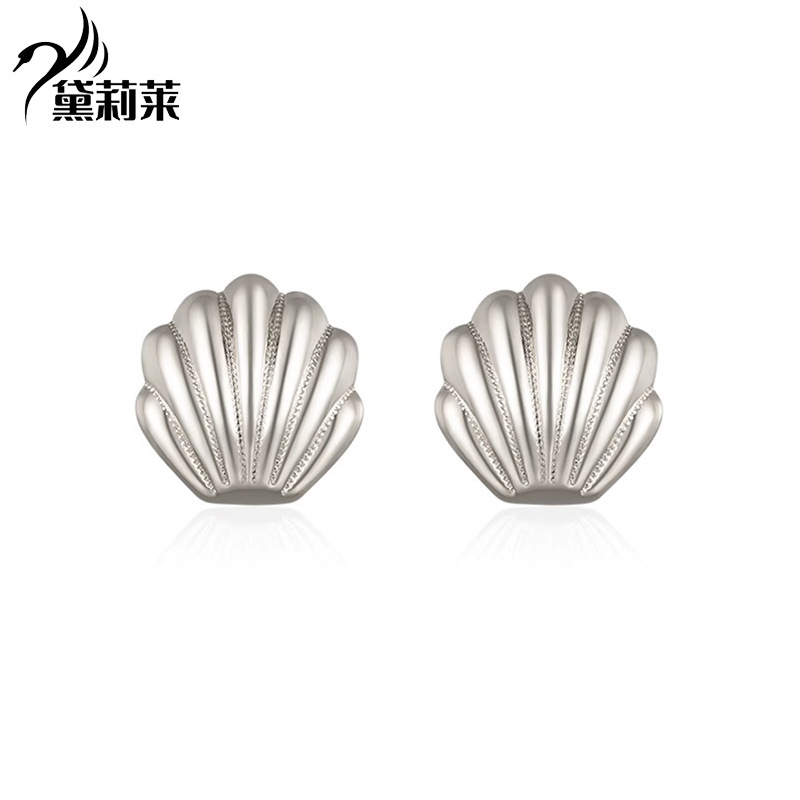 Retro matte small design elegant sophisticated earrings