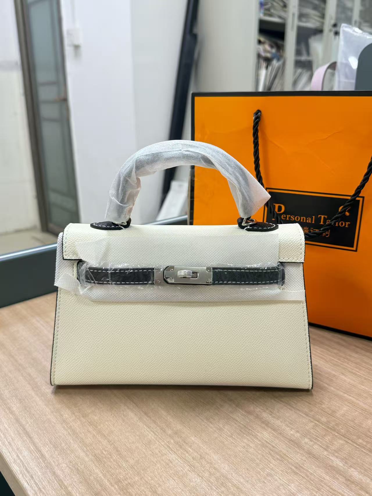 Blanco con hebilla negra y plateada. / 22x7x14