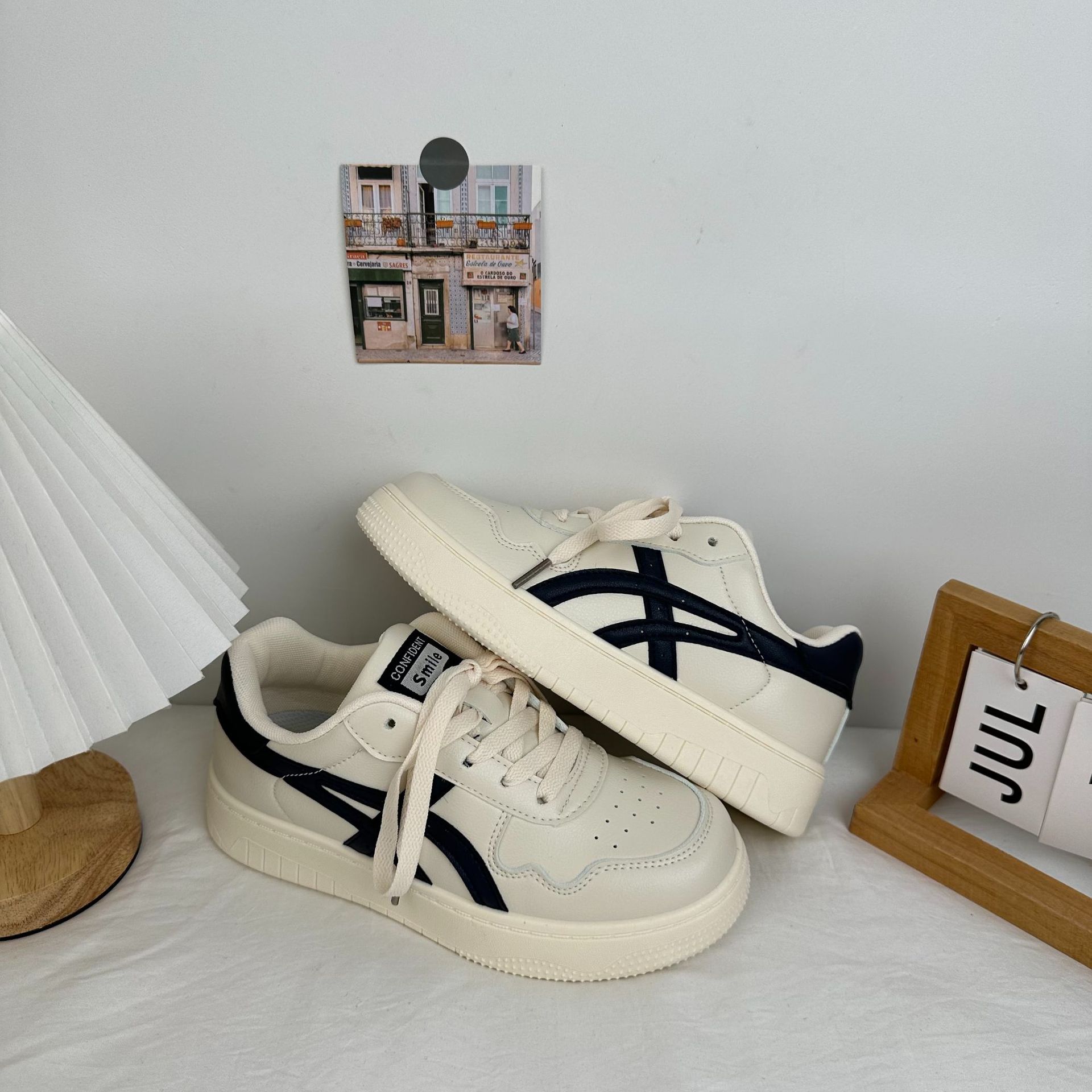 Zapatos blancos transpirables de otoño planos para mujeres 2024 nuevos estudiantes de zapatos deportivos de entrenamiento alemán en zapatos casuales coreanos image 7