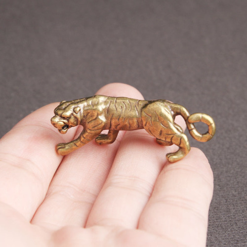 Aged brass twelve zodiac tiger creative keychain pendant to attract wealth and fortune, personalized pendant, small copperware wholesale