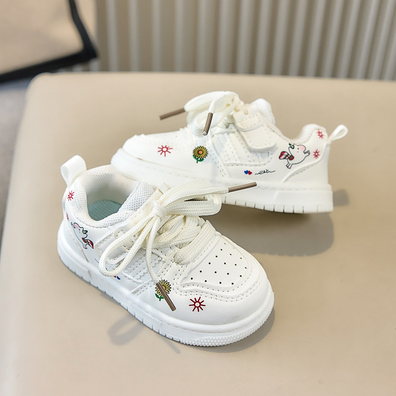 Zapatos deportivos infantiles de primavera 2026 zapatos de skate para bebés de niñas con suela suave antideslizante para bebés de hombre lindos zapatos blancos casuales image 3