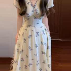 茶歇法式气质碎花连衣裙子女装夏季2026新款独特漂亮掐腰显瘦长裙