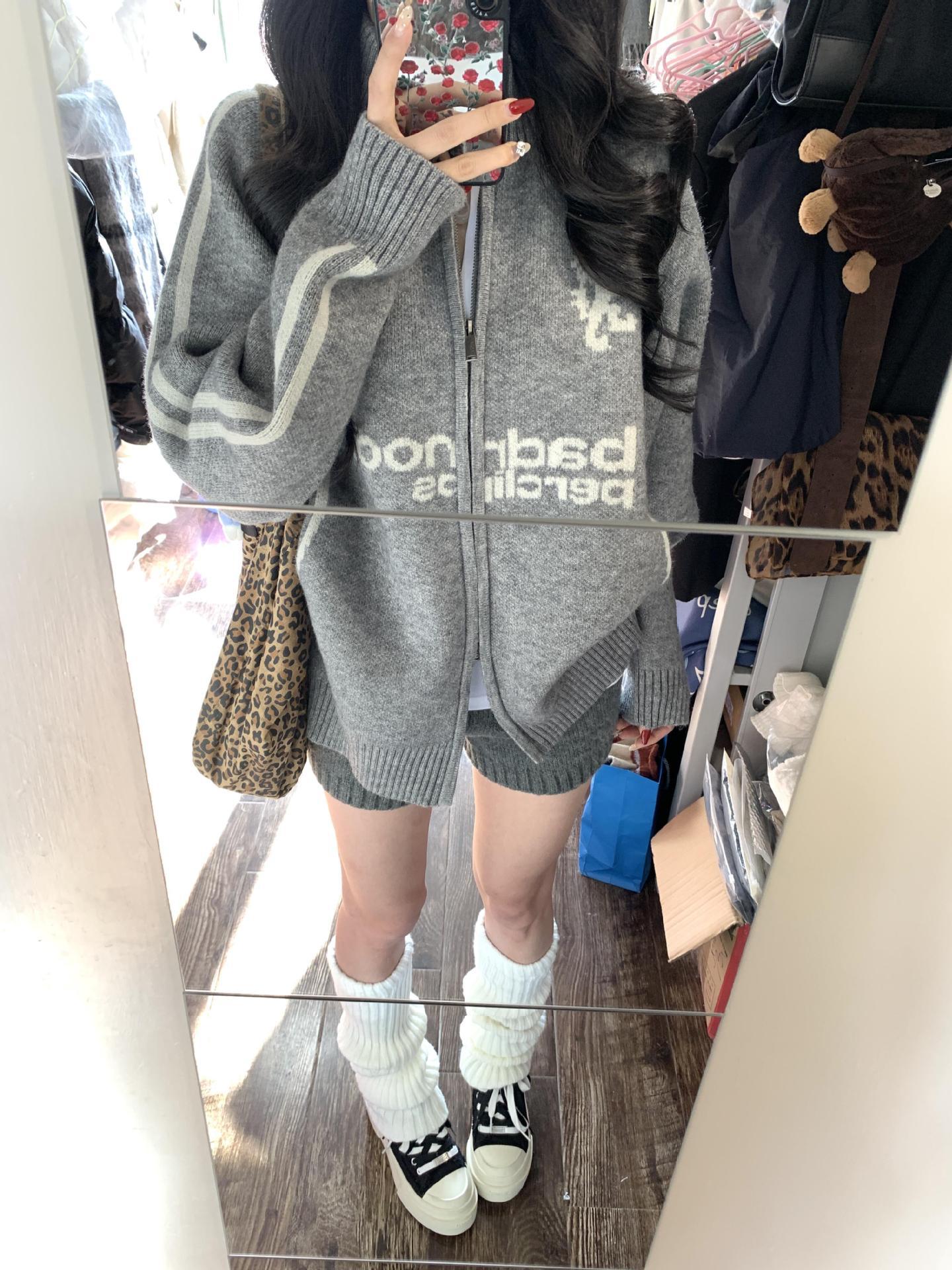 Baseball sweater with zipper