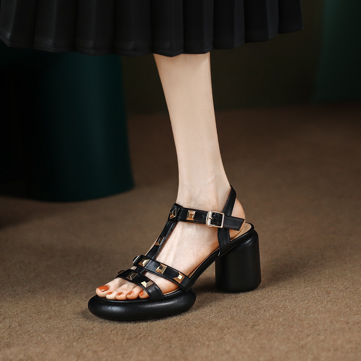 Sandal cao gót nữ mũi nhọn quai ngang đinh tán gót vuông 9 cm — màu đen, màu trắng ngà, màu vàng