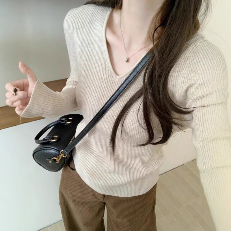 Autumn and Winter Slim-Fit V-Neck Fleece-Lined Base Shirt for Women, Pure Desire Style, Integrated Fleece, Unique Sweater, Long-Sleeve Knit Top Autumn and Winter Slim-Fit V-Neck Fleece-Lined Base Shirt for Women, Pure Desire Style, Integrated Fleece, Unique Sweater, Long-Sleeve Knit Top