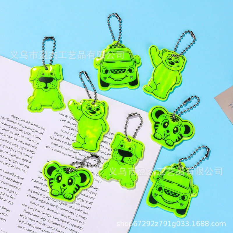 Colgante reflectante seguridad nocturna al aire libre dibujos animados tigre pequeño carro modelado llavero