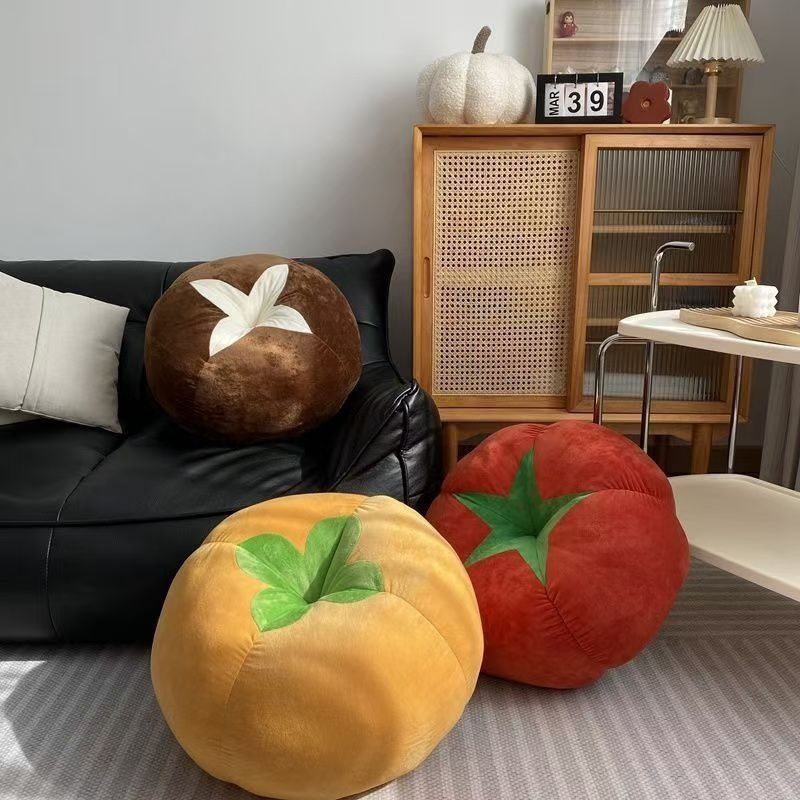 Ins創意シイタケトマトリビングソファクッション部屋の床に飾られた置物ベッドの上に窓があり、枕を抱く椅子があります。|undefined